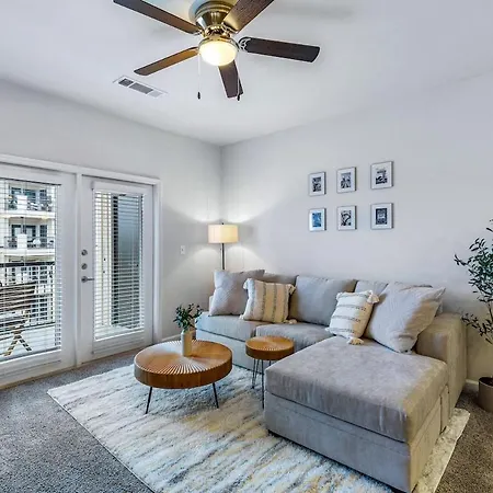 Long Stays Welcome, Pool, Free Parking, And Balcony